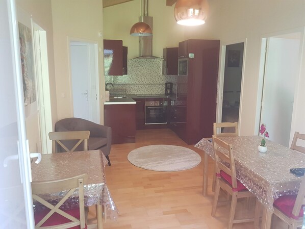 Dining - House between Lake and Ocean (Lacanau)