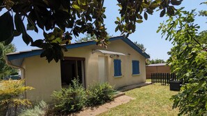 A small house with a blue roof, a door, and two windows with shutters. - House between Lake and Ocean (Lacanau)