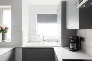 City House, 4 Bedrooms | Private kitchen