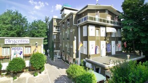 Monikerroksinen hotelli, jossa on parvekkeet, kyltti, jossa lukee ”Argentina Hotel”, sekä Argentiinan, EU:n ja Yhdistyneen kuningaskunnan liput.