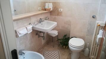 Gratis toiletartikelen, een haardroger, handdoeken