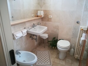A compact bathroom with a sink, bidet, toilet, and bidet seat. - Albergo Argentina SRL (Fiuggi)