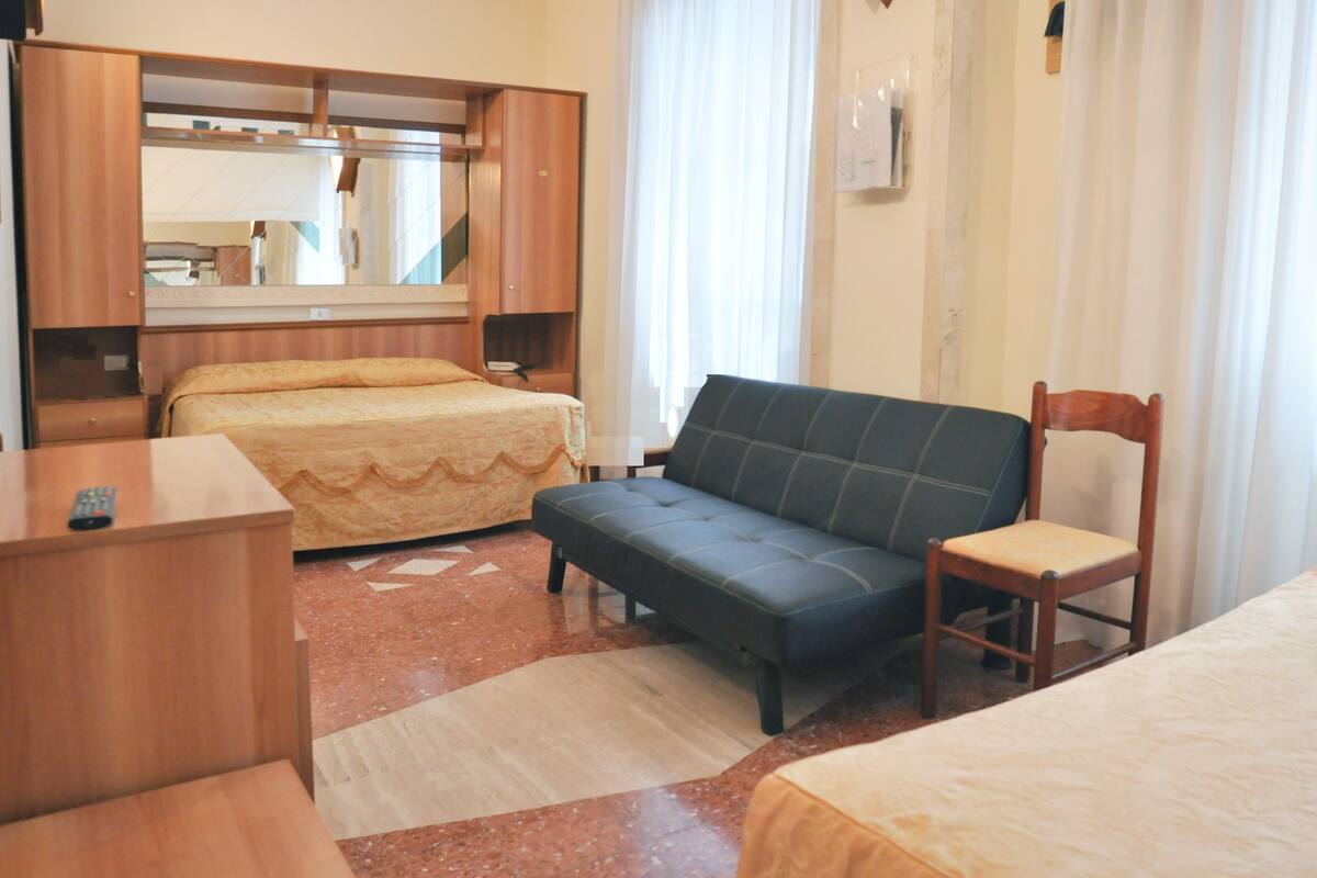 Family Room | In-room safe, desk, WiFi (free), bed sheets