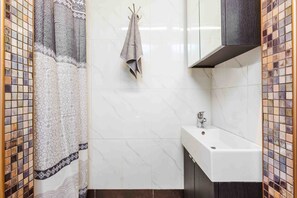 Appartement, 2 chambres | Salle de bain | Douche, articles de toilette gratuits, sèche-cheveux