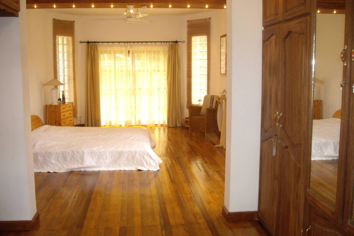 Habitación doble superior, 1 cama King size, baño privado, vista al jardín | Caja de seguridad en la habitación y decoración personalizada