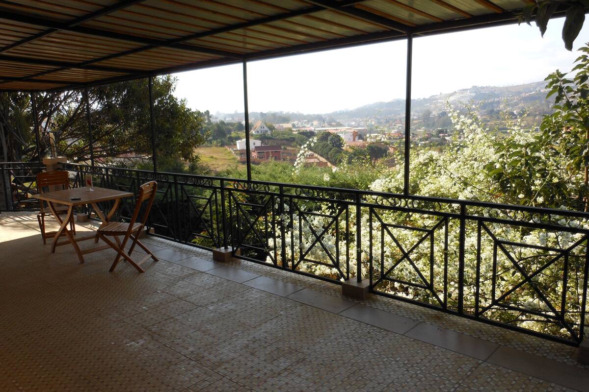 Habitación doble panorámica, 1 cama Queen size, Terraza, vista a la montaña | Caja de seguridad en la habitación y decoración personalizada