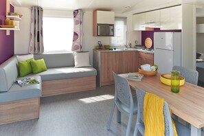 Mobile Home, 2 Bedrooms | Living area