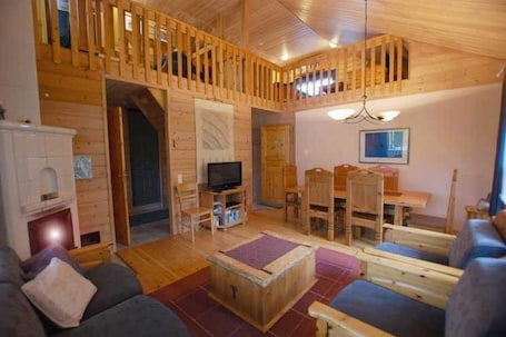 Cabana, 4 quartos, sauna seca | Sala de estar | Livros. RukaSki Apartment