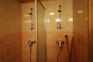 Cabin, 4 Bedrooms, Sauna | Bathroom | Shower, free toiletries, hair dryer, heated floors