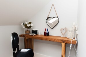 Luxury Double Room, 1 Double Bed, Ensuite | Room amenity - Maes Bach (Aberystwyth)