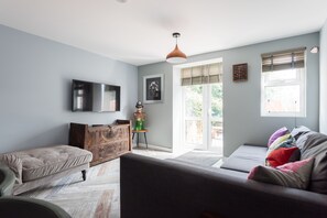 Appartement, 4 chambres | Coin séjour | Télévision à écran plat