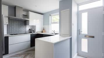 Apartment, 4 Bedrooms | Private kitchen