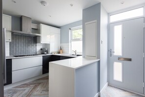 Appartement, 4 chambres | Cuisine privée | Réfrigérateur, micro-ondes, four, lave-vaisselle