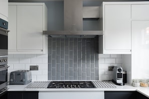Apartamento, 4 quartos | Cozinha privada | Geladeira, micro-ondas, fogão, lava-louças