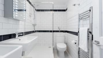 Apartment, 4 Bedrooms | Bathroom | Shower, hair dryer, towels