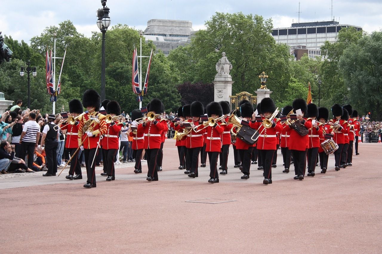 Ein zeremonieller Wachsoldat in Uniform mit Musikinstrumenten, stehend in Formation.