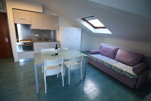 Studio, 1 Double Bed with Sofa bed, Sea View (3 pax) | Living area | 32-inch LED TV with cable channels - Hotel Residenza Giardino (Bellaria-Igea Marina)