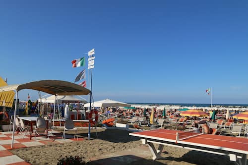 Privatstrand, Liegestühle, Sonnenschirme, Yoga