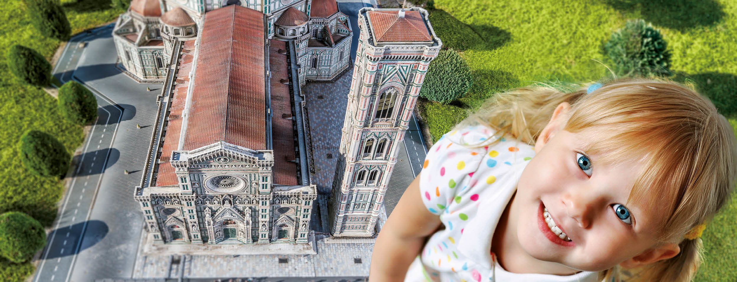 Um modelo detalhado de um edifício histórico com detalhes arquitetônicos elaborados, incluindo uma torre imponente e uma cúpula grande.