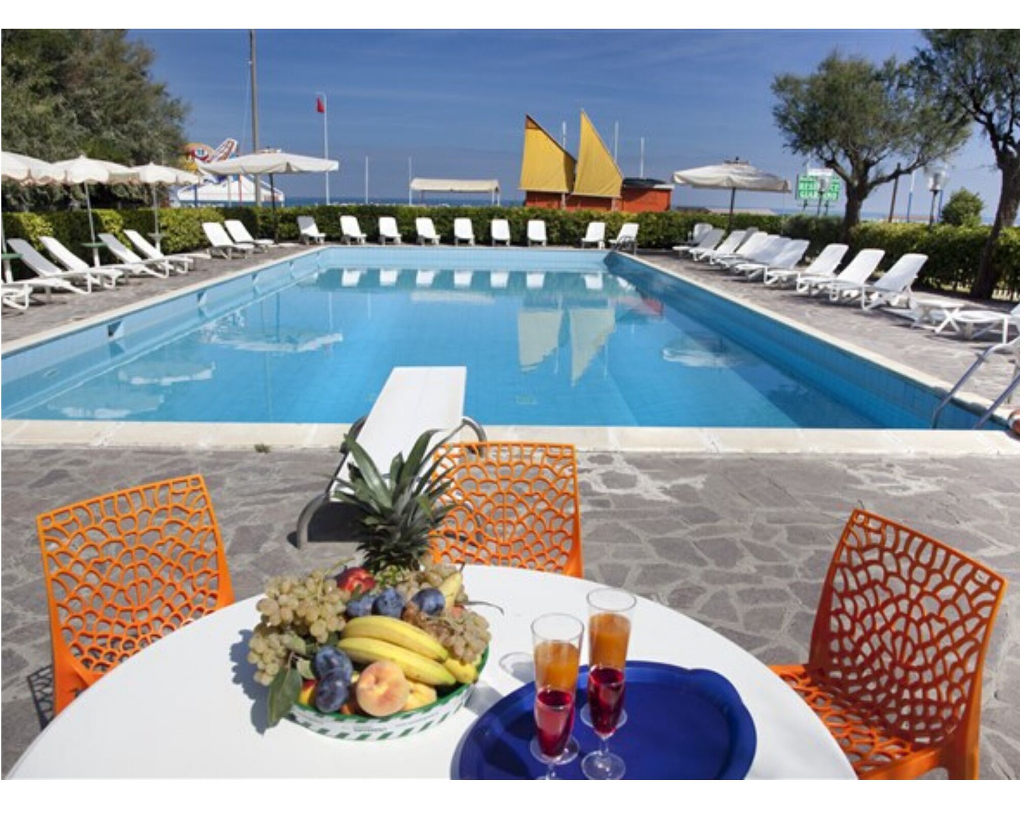 季節性室外游泳池，開放時間為 10:00 至 19:00，提供泳池遮陽傘和日光浴躺椅