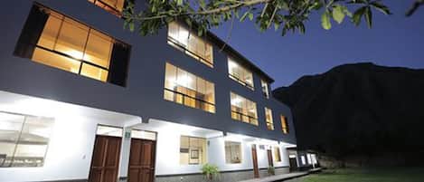 Bagian depan properti - sore/malam
