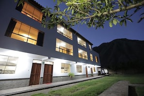 Front of property - evening/night - Casa San Vicente Yucay (Yucay)