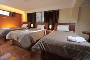 Driepersoonskamer, 3 eenpersoonsbedden | Een kluis op de kamer, een strijkplank/strijkijzer, gratis wifi