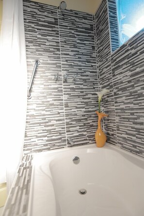 Ensemble douche/baignoire, baignoire relaxante profonde