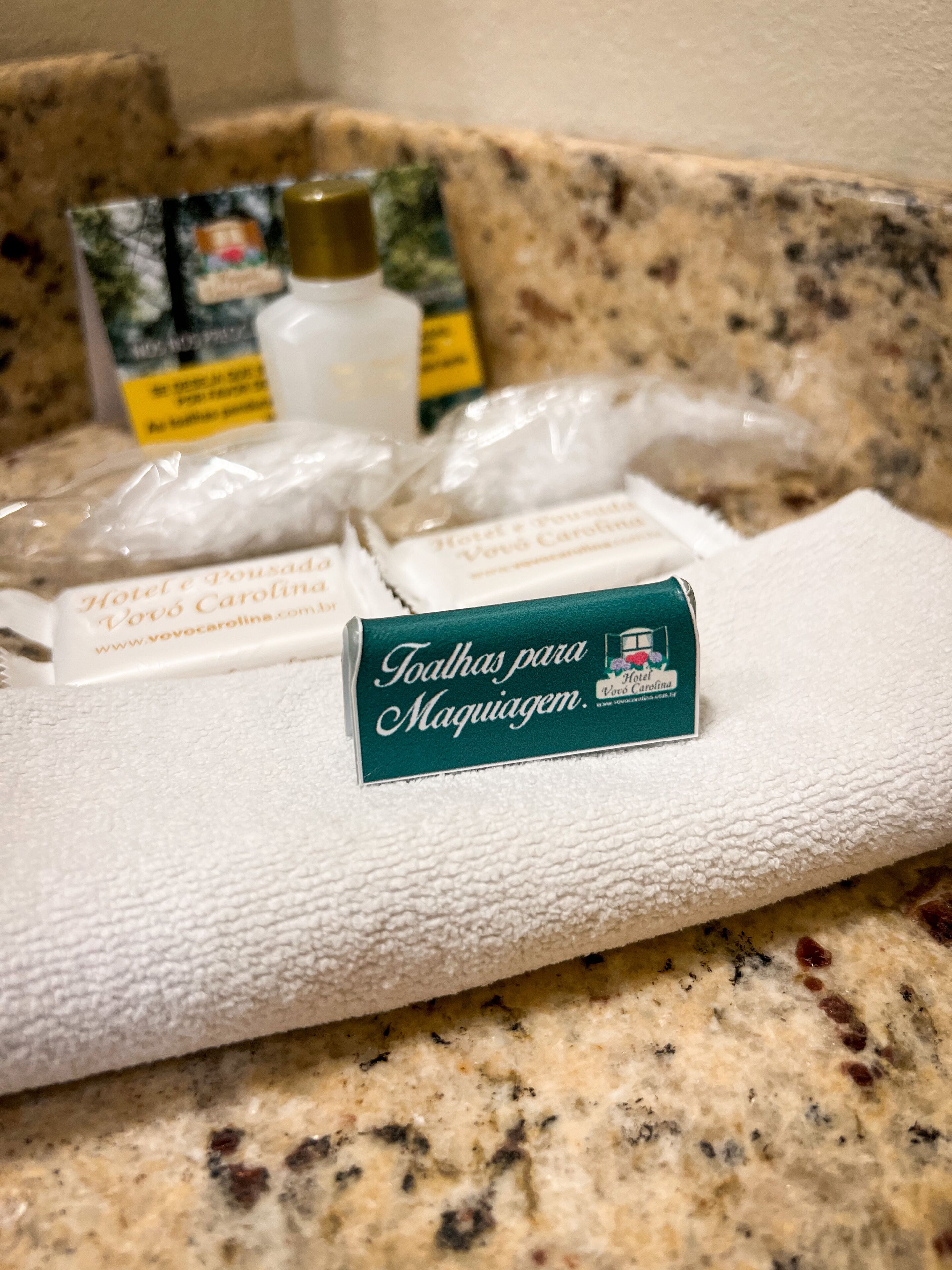 classic double room (medio) | bathroom | shower, free toiletries, hair dryer, towels