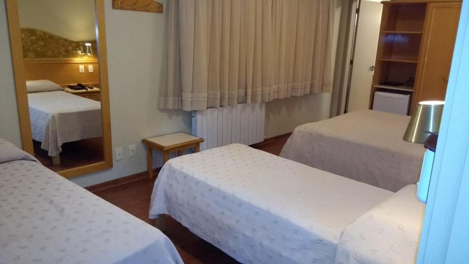 Seprai antialergi, minibar, setrika/meja setrika, dan Wi-Fi gratis