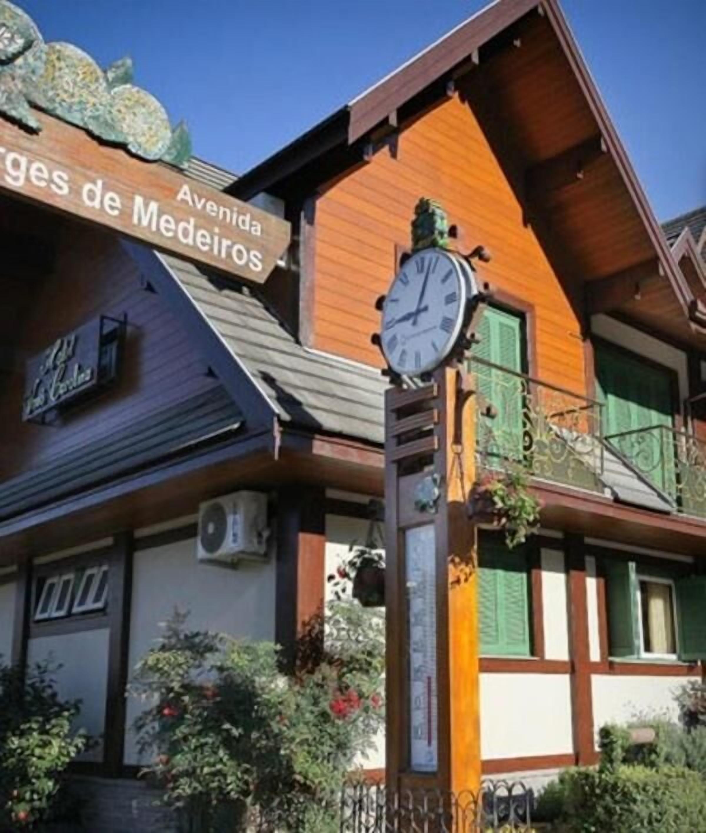 Un bâtiment sur lequel on peut lire l’inscription « Avenida de Medeiros » et qui est surmonté d’une horloge.