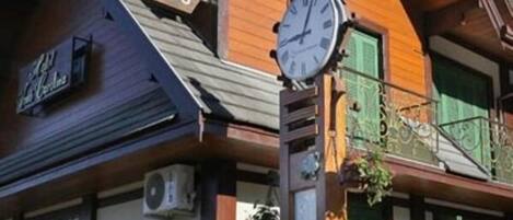 Un bâtiment sur lequel on peut lire l’inscription « Avenida de Medeiros » et qui est surmonté d’une horloge.