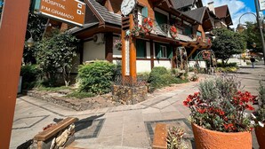 A building with a sign for 'Borges de Medellín' and 'Correio Hospital P.M. Gramado'. - Hotel Vovó Carolina (Gramado)