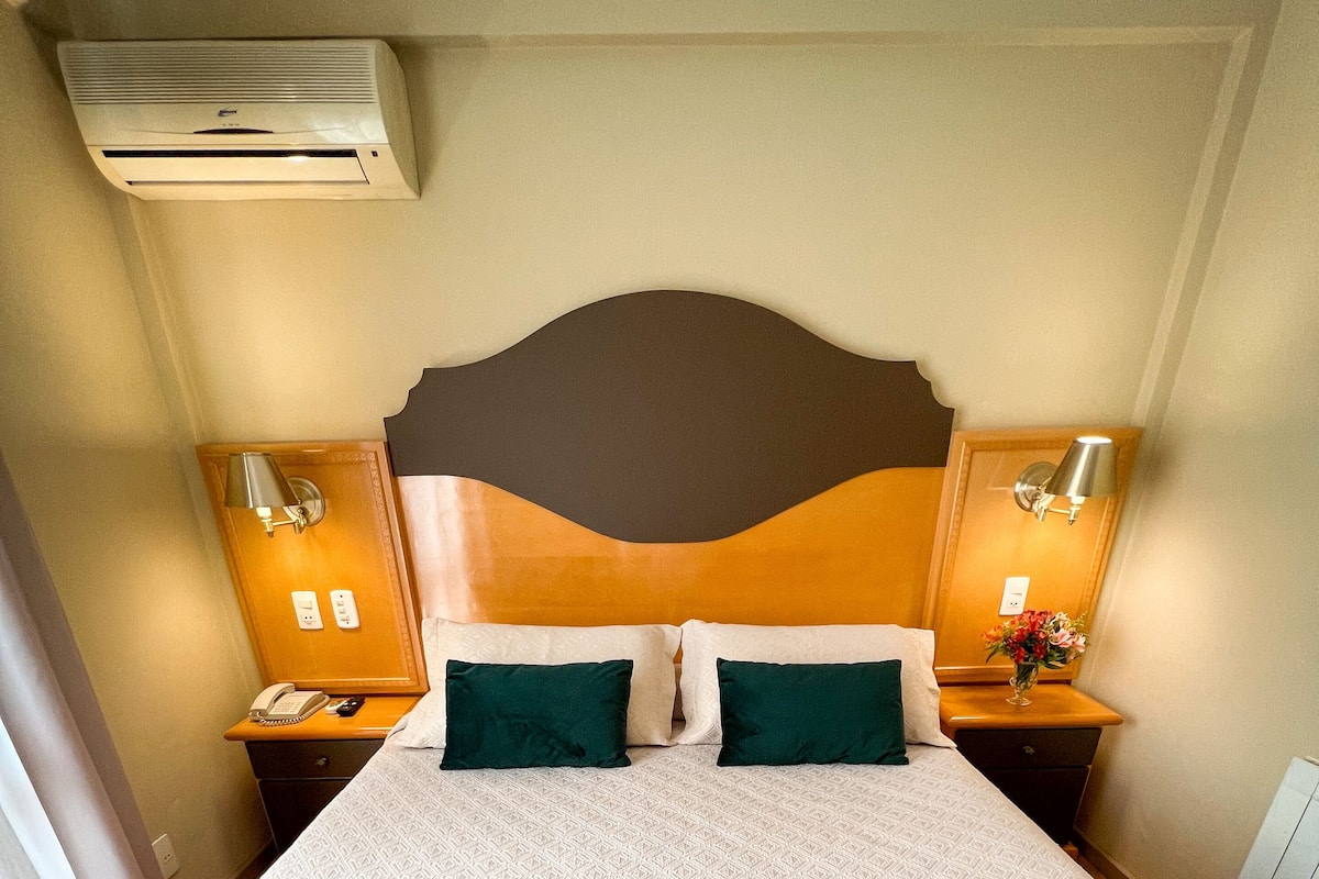 Ropa de cama hipoalergénica, minibar y tabla de planchar con plancha