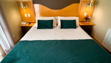 Ropa de cama hipoalergénica, minibar y tabla de planchar con plancha