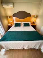 Classic Double Room (Medio) | Peralatan tempat tidur hipoalergenik, bar mini, seterika/papan seterika