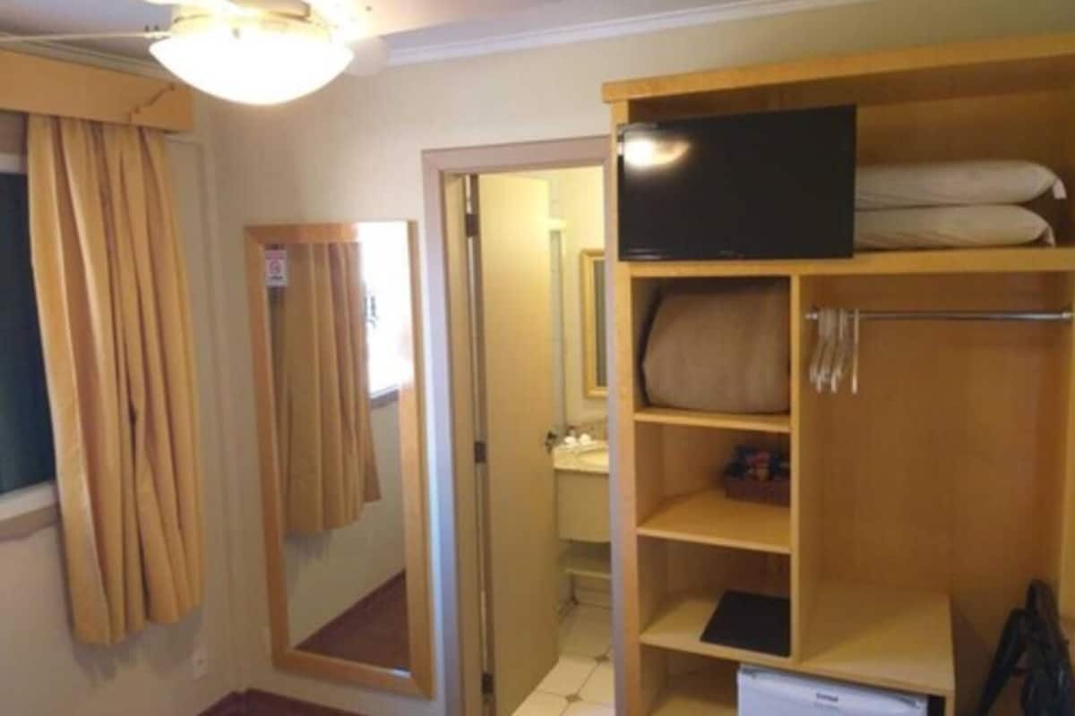 Ropa de cama hipoalergénica, minibar y tabla de planchar con plancha