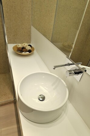 Appartement, 1 chambre | Lavabo de la salle de bain