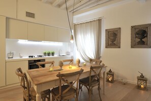 Apartment, 1 Schlafzimmer | Essbereich im Zimmer