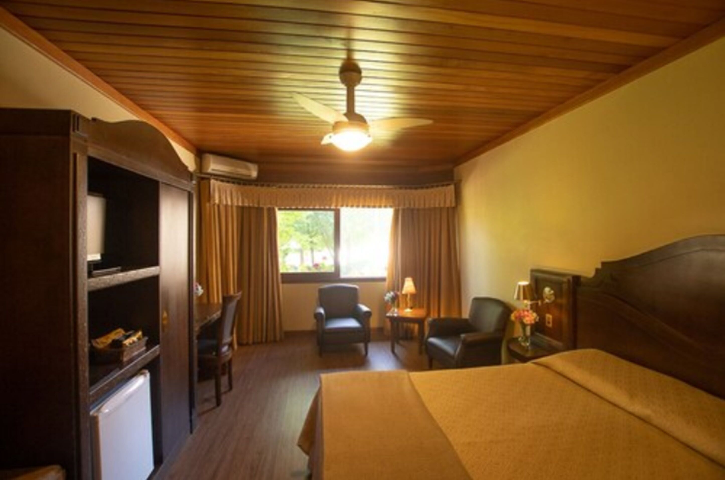 Minibar, safe på rommet, skrivebord og blendingsgardiner