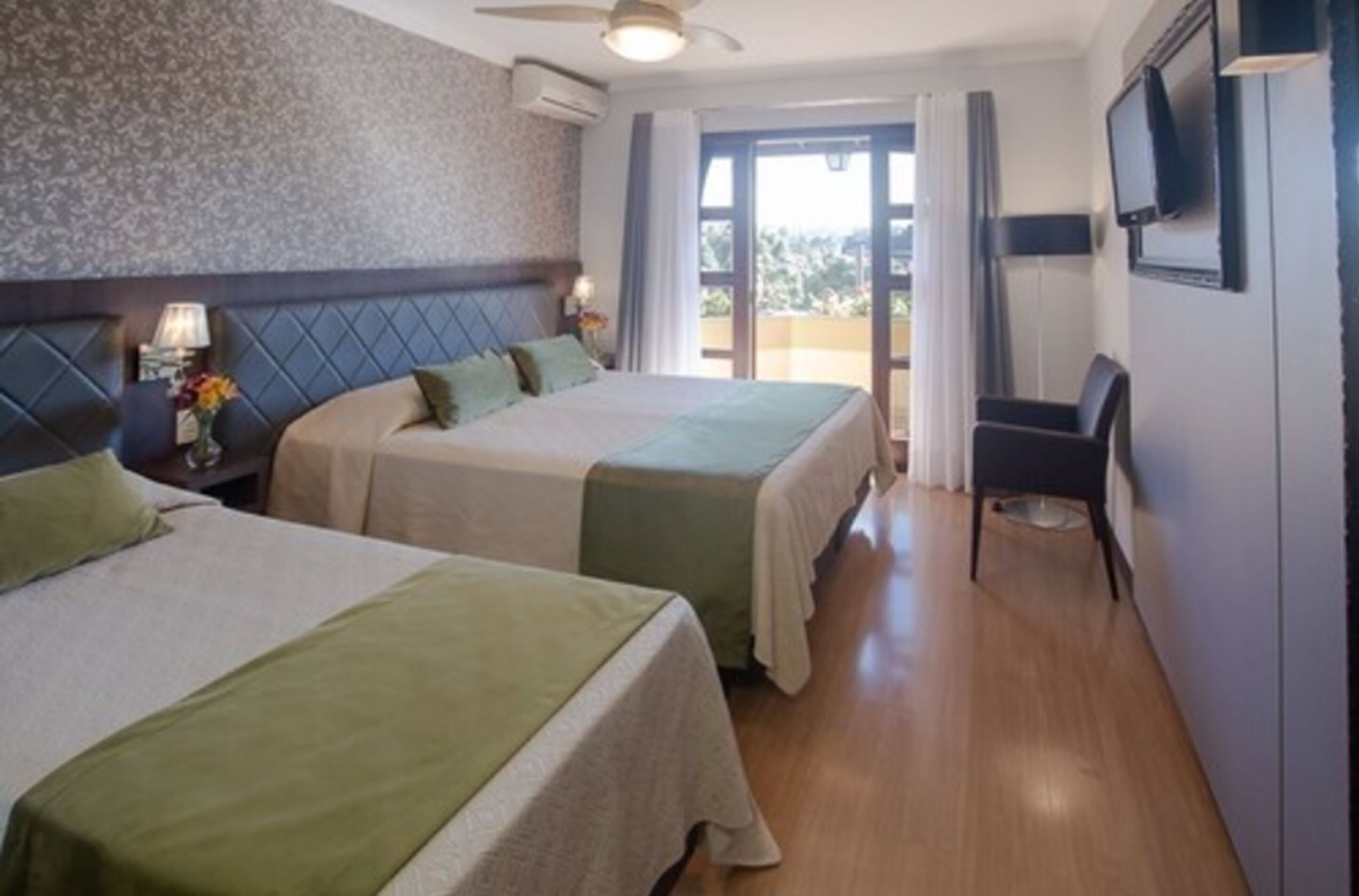 Minibar, safe på rommet, skrivebord og blendingsgardiner