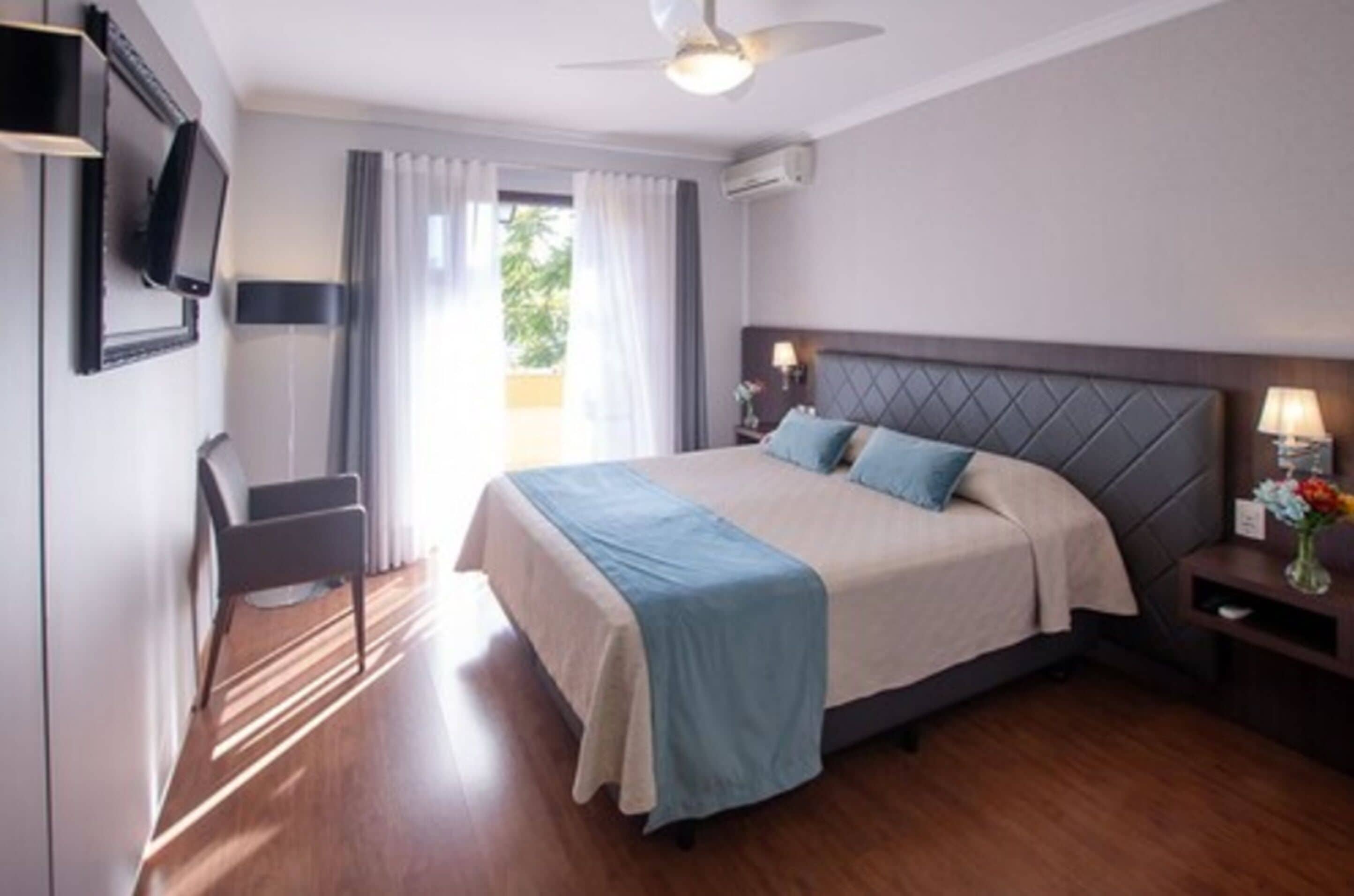 Departamento Deluxe | Minibar, caja de seguridad en la habitación y escritorio 