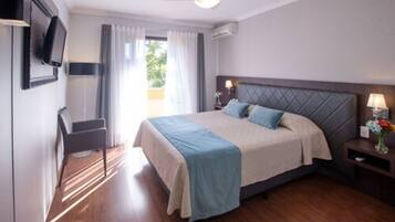 Departamento Deluxe | Minibar, caja de seguridad en la habitación y escritorio