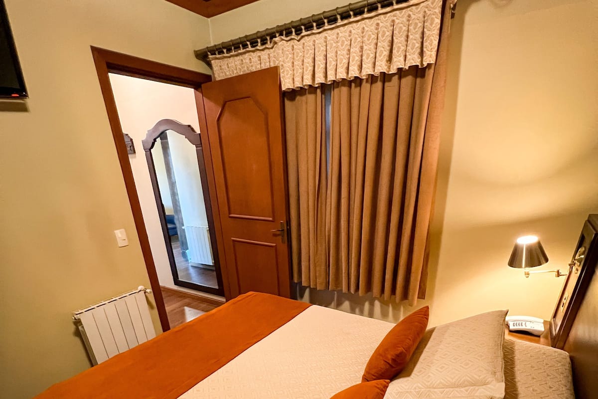 Suite Pequena | Minibar, két bảo mật tại phòng, bàn, màn/rèm cản sáng 