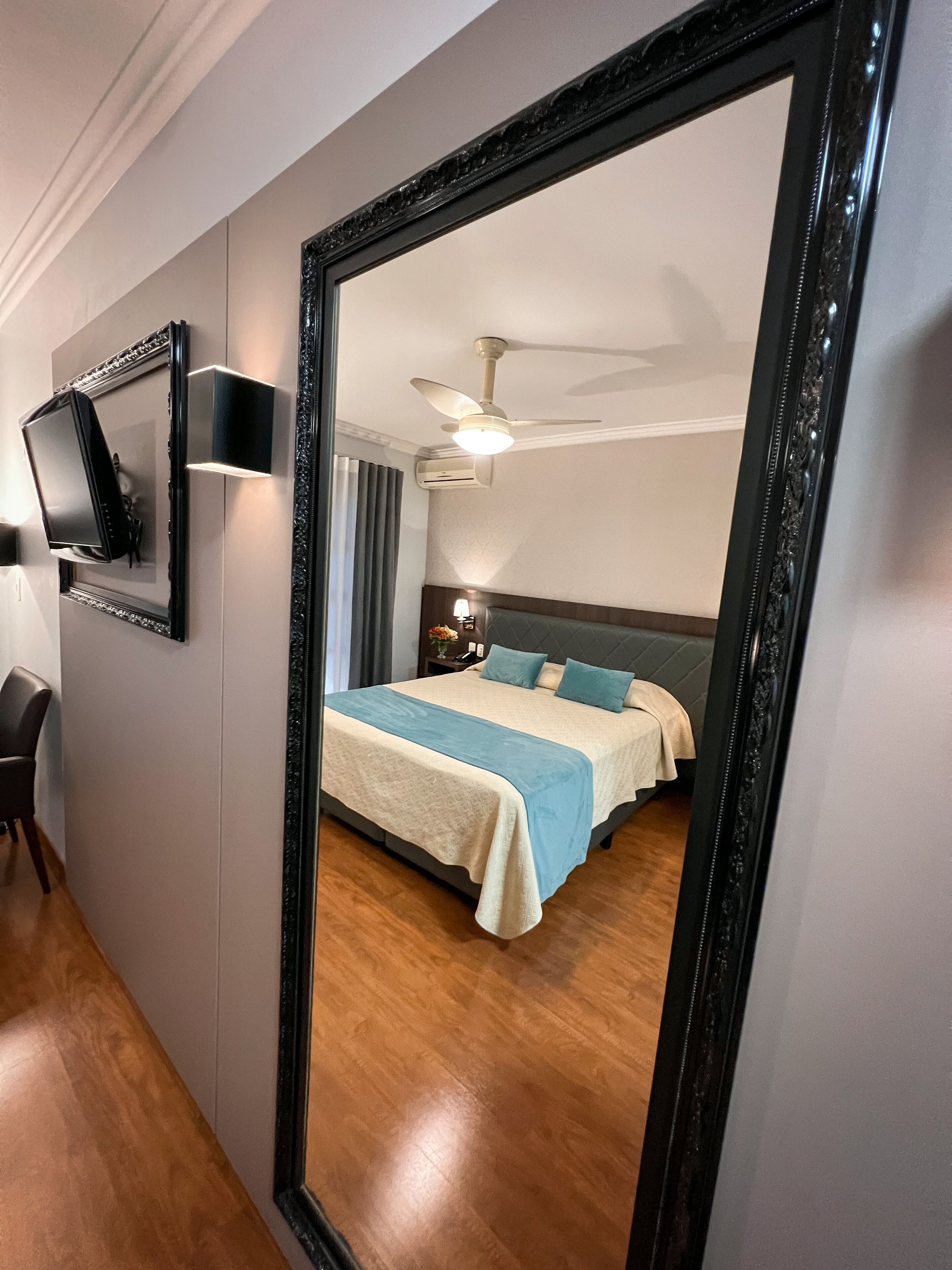 Deluxe Apartment | Minibar, in-room safe, desk, blackout curtains