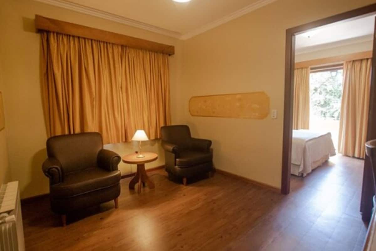 Suite Grande | Minibar, két bảo mật tại phòng, bàn, màn/rèm cản sáng 