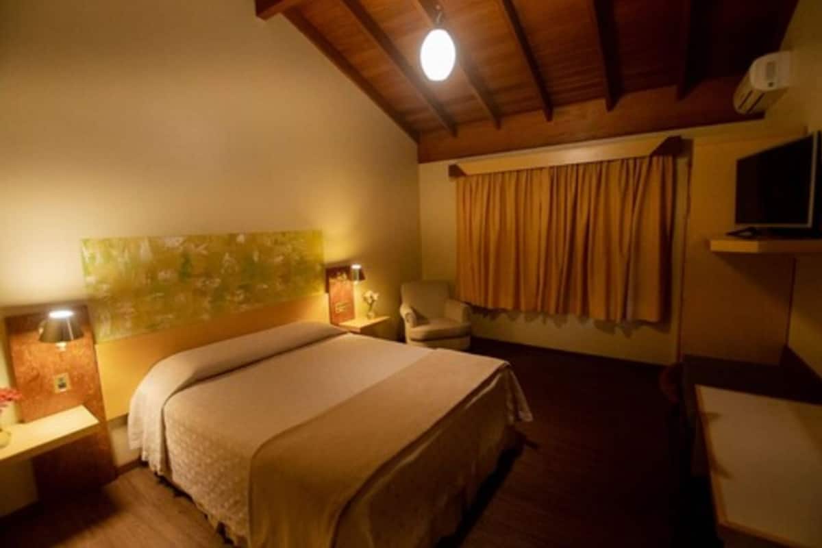 Phòng Suite dành cho gia đình | Minibar, két bảo mật tại phòng, bàn, màn/rèm cản sáng 