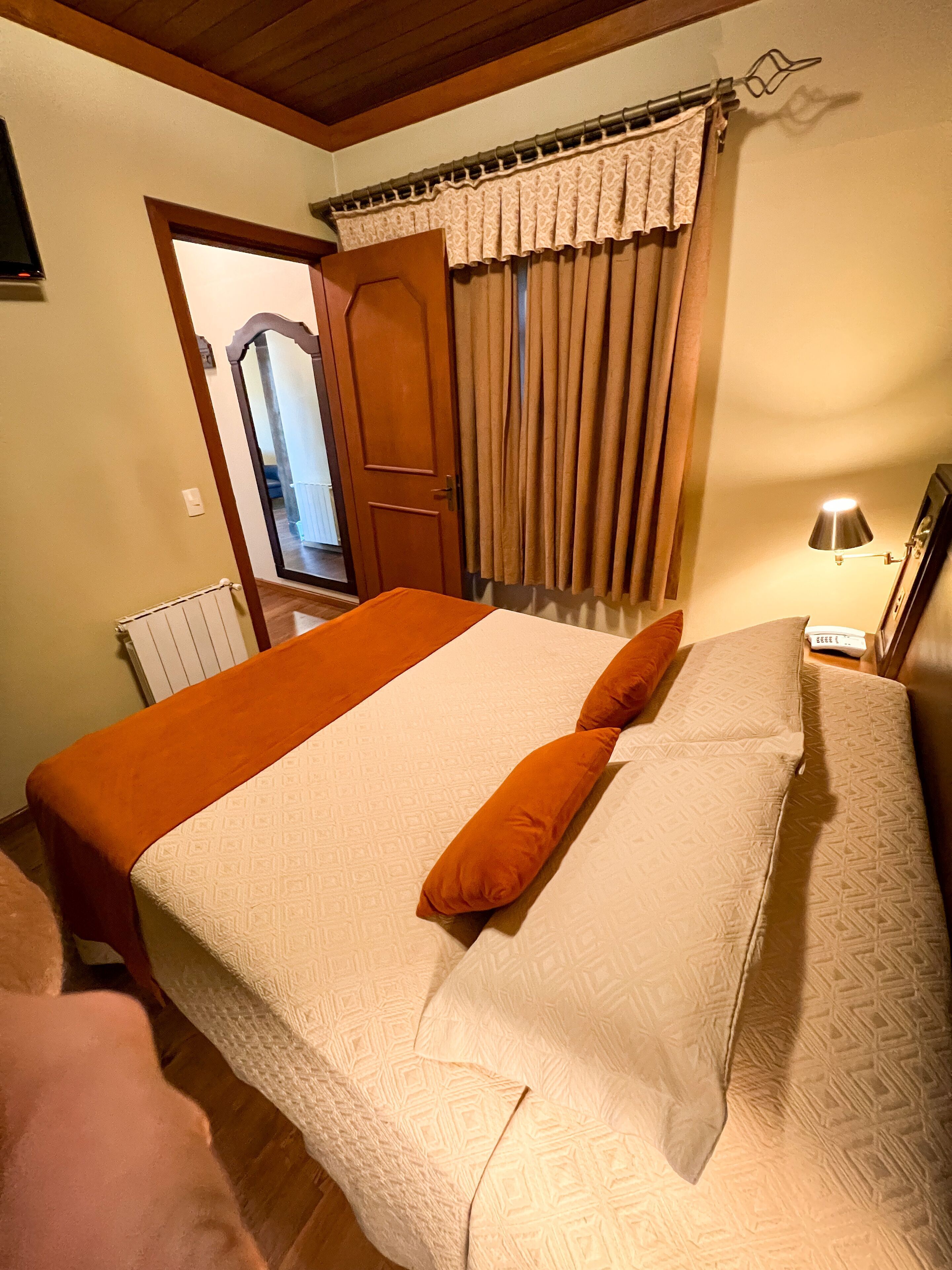 Minibar, safe på rommet, skrivebord og blendingsgardiner