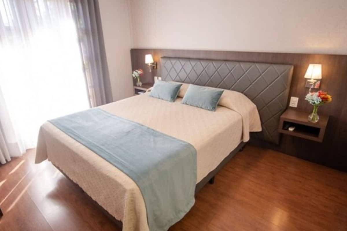 Căn hộ Deluxe | Minibar, két bảo mật tại phòng, bàn, màn/rèm cản sáng 