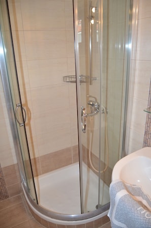 Economy-studio | Kylpyhuone | Suihku, ilmaiset hygieniatuotteet, hiustenkuivaaja, pyyhkeet